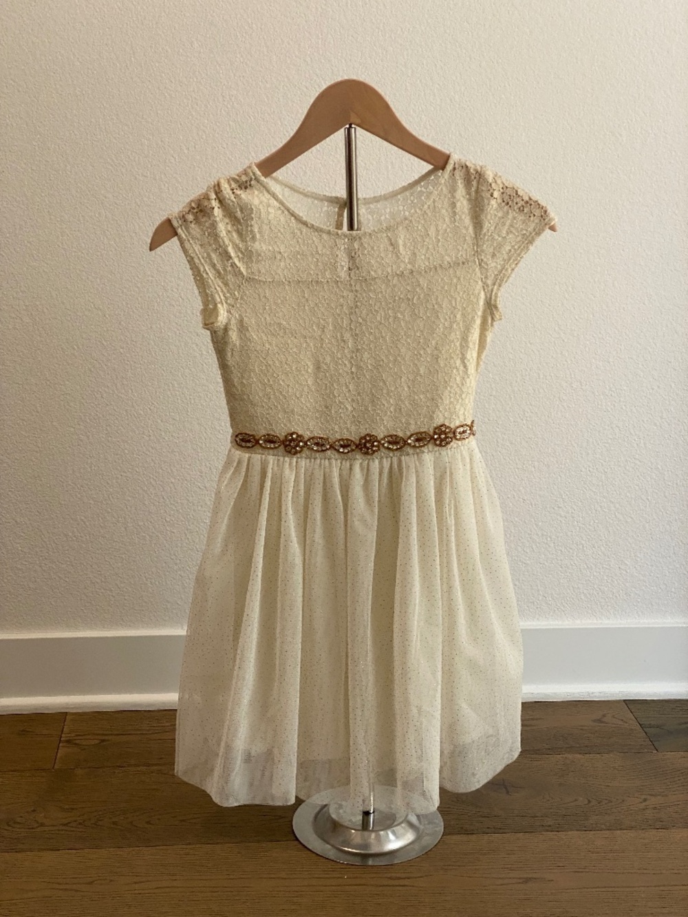 Sequin Hearts Girls size 10 white dress with sewn-on gold belt - good condition